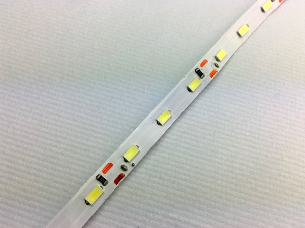 Détails d'une bande LED. On peut les couper au milieu des pastilles de cuivre (couleur orange)